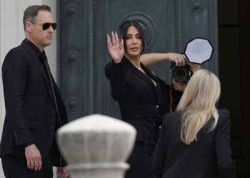 Kim Kardashian plače dok ona kaže sudu kako je pariška pljačka ‘promijenila sve’: ažuriranja uživo