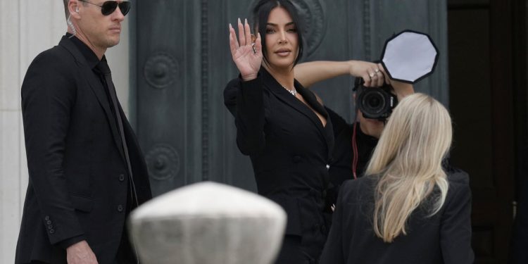 Kim Kardashian plače dok ona kaže sudu kako je pariška pljačka ‘promijenila sve’: ažuriranja uživo