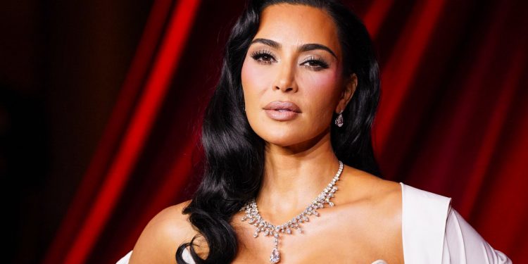 Kim Kardashian svjedočiti u Pariškom suđenju za oružanu pljačku – što do sada znamo o pljački od 10 milijuna dolara