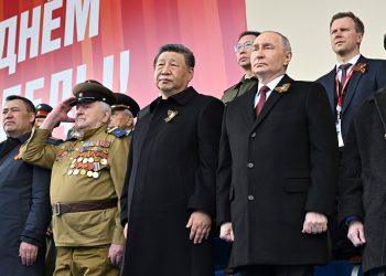 Kineski XI stoji pored Putina na ruskoj povorku Dana pobjede