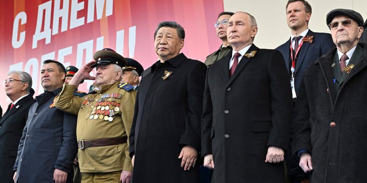 Kineski XI stoji pored Putina na ruskoj povorku Dana pobjede