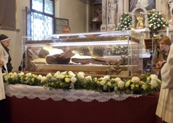 Kleknuli pred njegov grob, ustali ozdravljeni: Čuda svetog Leopolda ne prestaju