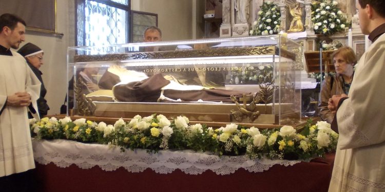 Kleknuli pred njegov grob, ustali ozdravljeni: Čuda svetog Leopolda ne prestaju