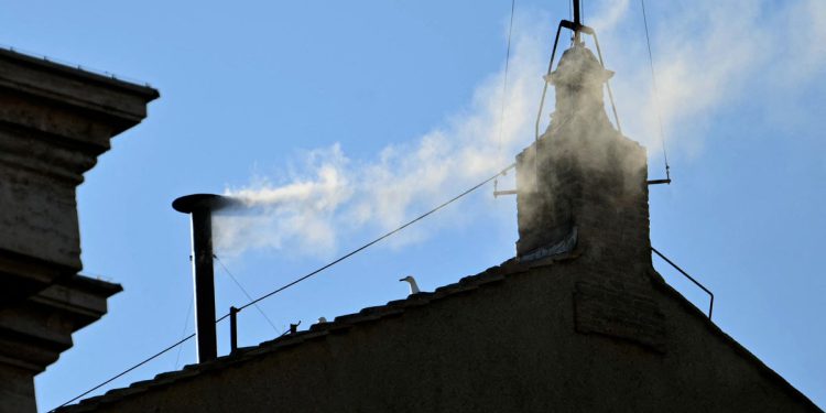 Konklava: Što znači bijeli dim i tajne sastojke koji odlučuju njegovu boju