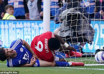 Kontroverzni ofsajd protokol koji će se pregledati nakon incidenta koji je napustio Taiwo Awoniyi potreban hitnu operaciju zbog potencijalno fatalne ozljede