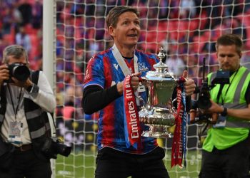 Kristalna palača, Favola Glasner nakon što je FA Cup pobijedio u Manchester Cityju