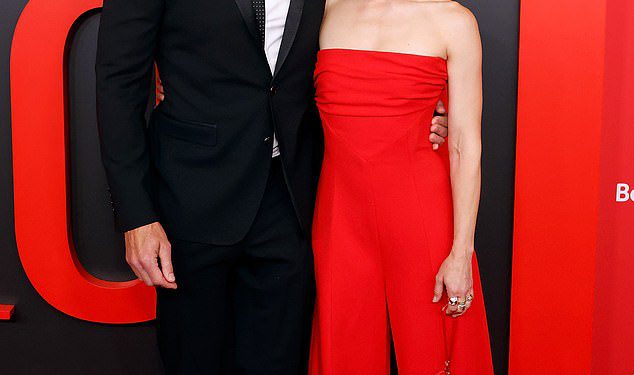 Kristen Bell omamljuje obožavatelje navijača Tween Kćeri na kartici Majčin dan