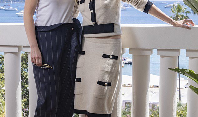 Kristen Stewart izgleda elegantno u krem ​​skakačici i odgovarajućoj suknji dok se pridružuje elegantnim Imogen pootima za kronologiju vodenog fotokala na filmskom festivalu u Cannesu