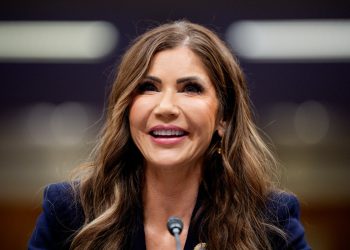 Kristi Noem suočava se s bijesnim prosvjednicima dok prikuplja doktorat na Sveučilištu South Dakota