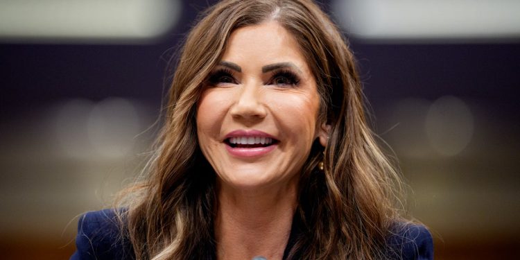 Kristi Noem suočava se s bijesnim prosvjednicima dok prikuplja doktorat na Sveučilištu South Dakota