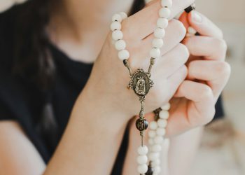 Krunicu mole milijuni: Evo kako se moli i što trebate znati o ovoj moćnoj molitvi