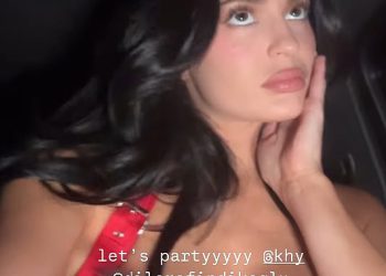 Kylie Jenner postaje divlja s Hailey Bieber i sestre Kendall i Khloe Kardashian na lansiranju odjeće