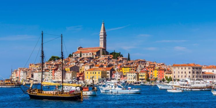 LJETO IDE U Rovinju uskoro kreće primjena ljetnog režima ulaska u pješačku zonu