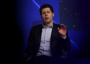 Legendarni Appleov dizajner Jony Ive dizajnirat će za OpenAI, akvizicija dogovorena