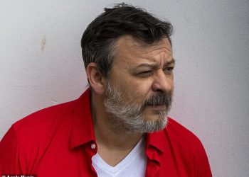 Legendarni Welsh Rocker izgleda neprepoznatljivo sa sivom bradom više od tri desetljeća nakon vrhunca svog ikoničnog benda, ali znate li tko je on?