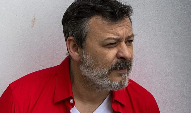 Legendarni Welsh Rocker izgleda neprepoznatljivo sa sivom bradom više od tri desetljeća nakon vrhunca svog ikoničnog benda, ali znate li tko je on?