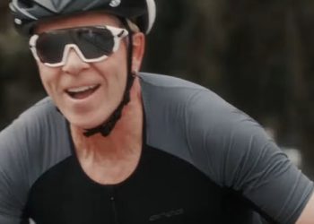 Legendarni američki rocker izgleda gotovo neprepoznatljivo dok se natječe u triatlonu u zapadnom Sydneyu