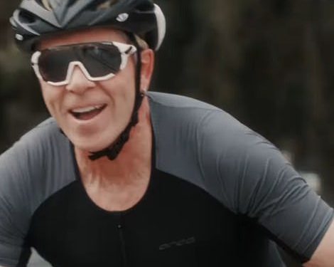 Legendarni američki rocker izgleda gotovo neprepoznatljivo dok se natječe u triatlonu u zapadnom Sydneyu