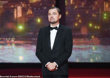 Leonardo DiCaprio dobiva nespretni poljubac od zaručnika Jeffa Bezosa Lauren Sanchez na Amfar Gala nakon tog koketiranog virusnog videa o njima