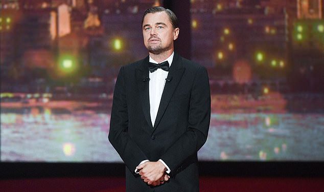 Leonardo DiCaprio dobiva nespretni poljubac od zaručnika Jeffa Bezosa Lauren Sanchez na Amfar Gala nakon tog koketiranog virusnog videa o njima