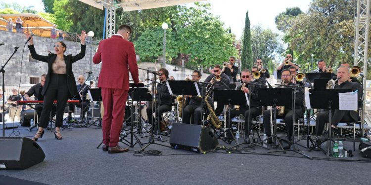 Liga protiv raka Zadar organizirala besplatni koncert Jazz orkestra HRT-a na Trgu Petra Zoranića