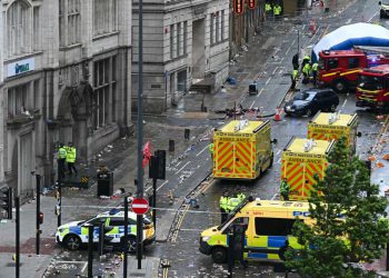 Liverpool, automobil pada na gomilu tijekom festivala Reds