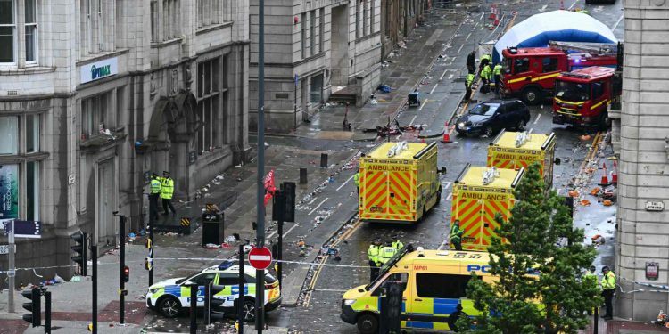 Liverpool, automobil pada na gomilu tijekom festivala Reds