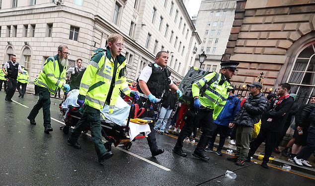 Liverpoolova trofejna parada horor dok se automobil ‘sudara’ s mnoštvom navijača nakon što su tisuće ušli u proslavu naslova Premier lige