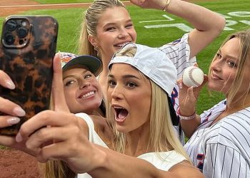 Livvy Dunne pridružio se kolega Sports Illustrated Modeli kupaćih kostima na terenu za glamurozni prvi teren na Mets Game