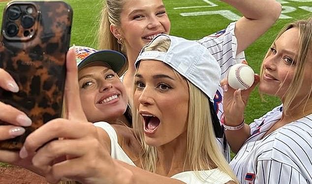 Livvy Dunne pridružio se kolega Sports Illustrated Modeli kupaćih kostima na terenu za glamurozni prvi teren na Mets Game