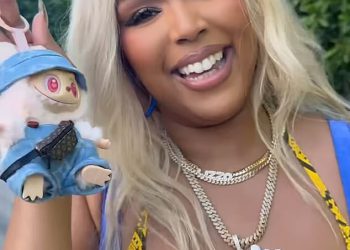 Lizzo i dalje pokazuje svoj ekstremni gubitak kilograma u dva sićušna bikinija