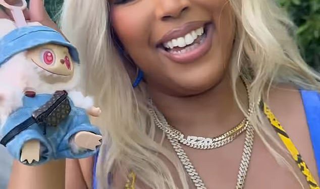 Lizzo i dalje pokazuje svoj ekstremni gubitak kilograma u dva sićušna bikinija