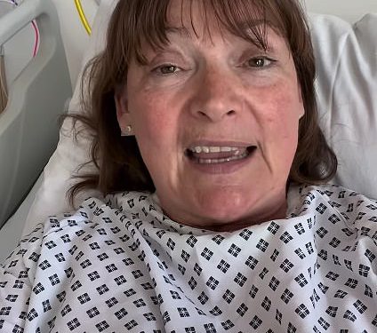 Lorraine Kelly, 65, otkriva tajnu zdravstvenu bitku dok dijeli ažuriranje s bolničkog kreveta uoči operacije ključanica
