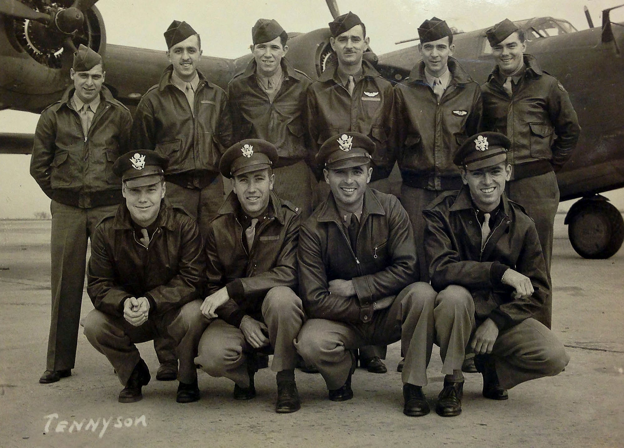Ova fotografija iz 1943. godine prikazuje 10 od 11 članova posade bombe B-24 Drugog svjetskog rata, Nebo može čekati, koji se spustio u vodama zaljeva Hansa, Papua Nova Gvineja 1944. godine, uključujući osoblje Sgt. Eugene Darrigan, gornji red drugi s desne strane, i, donji red s lijeva, 2. potpukovnik Sheppick, 1. potpukovnik Herbert Tennyson i 2. potpukovnik Tomas Kelly, daleko desno. (Obrambena ravnateljica/MIA računovodstvena agencija putem AP)