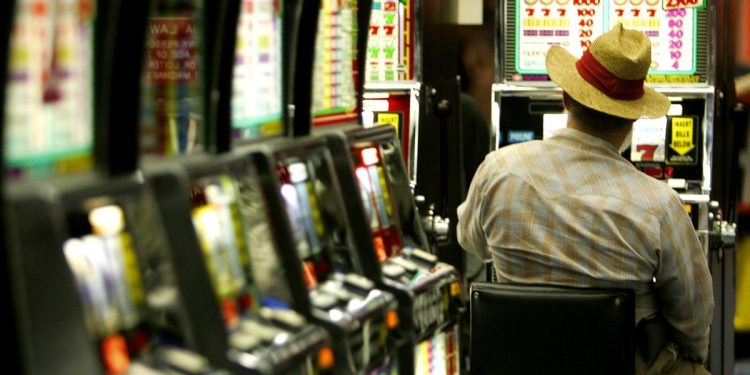 Lucky Pull: Kockar osvoji 1,8 milijuna dolara na 5 dolara oklade od automatskog stroja na aerodromu u Vegasu