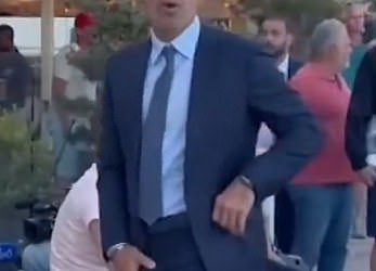 Luis Figo usmjerava gestu s ocjenom X kod navijača Barcelone koji ga je u napetom trenutku nazvao “izdajnika” 25 godina nakon kontroverznog prelaska u Real Madrid