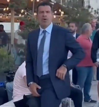Luis Figo usmjerava gestu s ocjenom X kod navijača Barcelone koji ga je u napetom trenutku nazvao “izdajnika” 25 godina nakon kontroverznog prelaska u Real Madrid