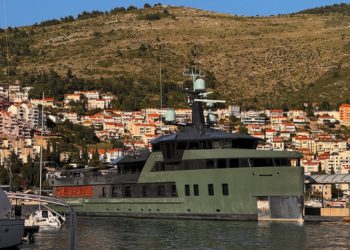 Luksuzna jahta njemačkog milijardera, vlasnika trgovine prisutne i u Dubrovniku, privlači poglede u marini