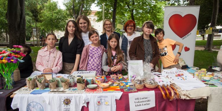 Luški šušur održava se i ove godine u dvorištu OŠ Lučac
