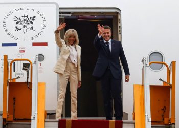 Macron šalje ‘Le Slap’ s valom ruke