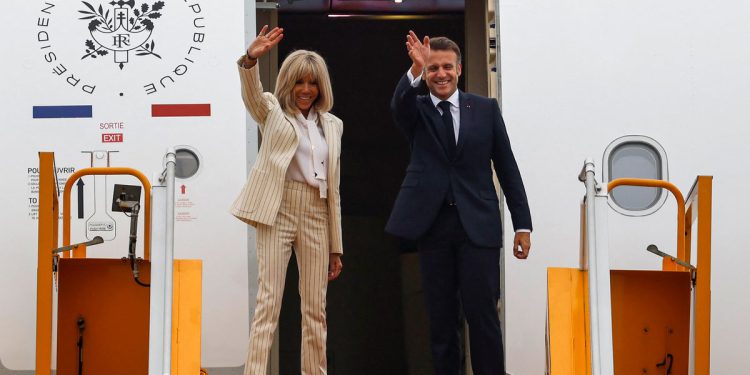 Macron šalje ‘Le Slap’ s valom ruke