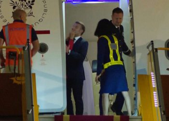 Macron umanjuje virusni trenutak sa suprugom nakon što je u početku okrivio ruske račune