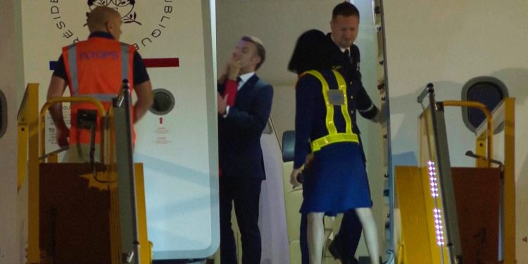 Macron umanjuje virusni trenutak sa suprugom nakon što je u početku okrivio ruske račune