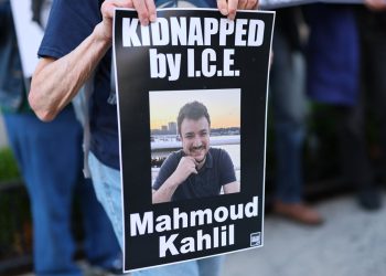 Mahmoud Khalil drži novorođenog sina prvi put nakon 10 tjedana pritvora na ledu