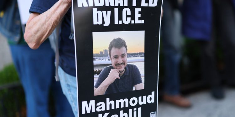 Mahmoud Khalil drži novorođenog sina prvi put nakon 10 tjedana pritvora na ledu