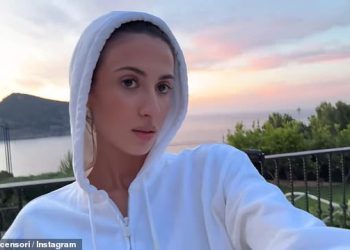 Mala sestra Bianca Censori Angelina odgovara na glasine da se druži s streaming partnerom Kanye West Sneaco dok se pridružuje starijem bratu i sestrama i reperu u Mallorci
