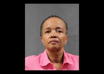 Mama, 72, puca svog 38-godišnjeg sina u njihov dom u Arizoni za igranje videoigara preglasno, kažu policajci