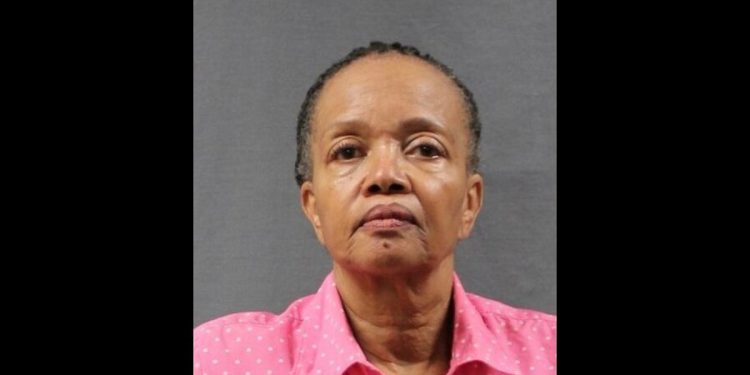 Mama, 72, puca svog 38-godišnjeg sina u njihov dom u Arizoni za igranje videoigara preglasno, kažu policajci