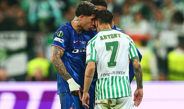 Man United Flop Antony uključen u bijesni sukob sa zvijezdom Chelseaja Enzom Fernandezom dok temperi bljesne u finalu konferencijske lige