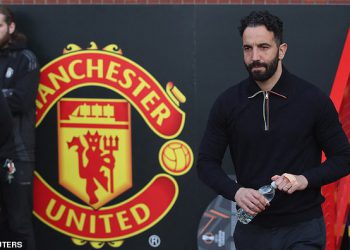 Man United menadžer Ruben Amorim prisiljen je da na svom zglobu pokriva najnovije rezove samo nekoliko mjeseci nakon što je ‘razbio TV svlačionice tijekom bijesnog ispada’